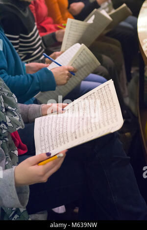 Choristes holding partition musicale Banque D'Images