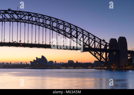Sydney Harbour Bridge et Sydney Opera House à l'aube, Sydney, New South Wales, Australia Banque D'Images