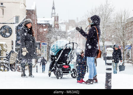 Les gens discutent dans la rue haute au cours d'une vague de neige, Lewes, dans le Sussex, UK Banque D'Images