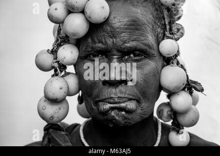 Un Portrait d'une femme âgée de la tribu Mursi, Morsi Village, vallée de l'Omo, Ethiopie Banque D'Images