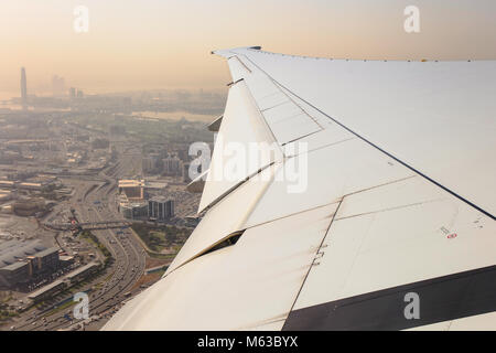 L'aile d'un Boeing 777 Unis voler au-dessus de Dubaï après le décollage, Emirats Arabes Unis. Banque D'Images