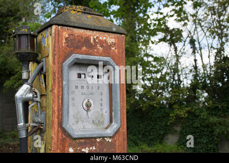 Une pompe à carburant à l'abandon en Steeple Ashton, Wiltshire Banque D'Images