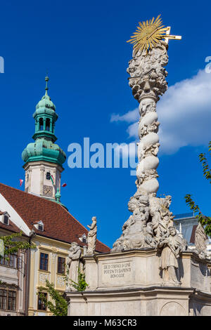 Bâtiment historique dans le centre de Sopron, Tour d'incendie et de la sculpture de Trinité de Sopron en Hongrie Banque D'Images