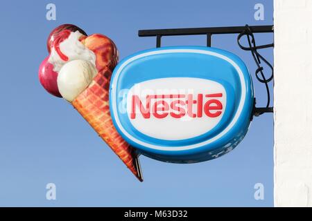 Logstor, Danemark - Août 23, 2017 : la crème glacée Nestlé. Nestlé est une société suisse de l'alimentation et boissons transnationales dont le siège se trouve à Vevey, Vaud, Suisse Banque D'Images