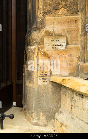 L'enregistrement des marques d'eau haute inondation sur King's Lynn Minster. Banque D'Images