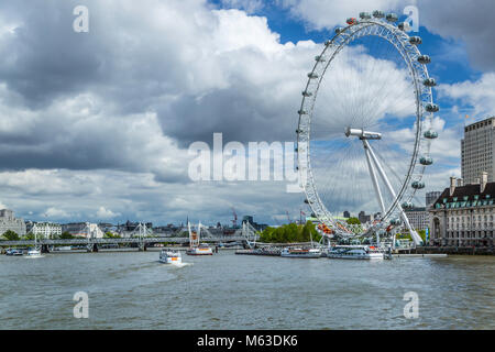 Sur la Tamise de Westminster Bridge vers le London Eye. Banque D'Images