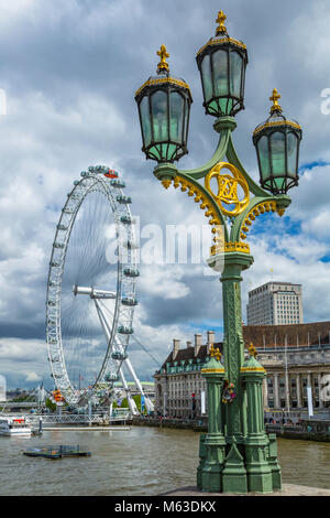 Des candélabres sur le pont de Westminster et le London Eye. Banque D'Images