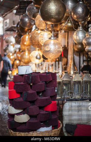 Sélection de Lampes et lanternes marocaines, Fès chapeaux pour raisons dans des souks de Marrakech Banque D'Images