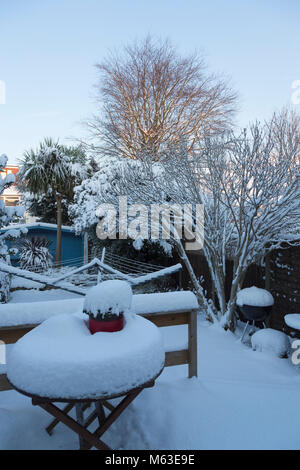 Jardin urbain après une nuit de neige Banque D'Images