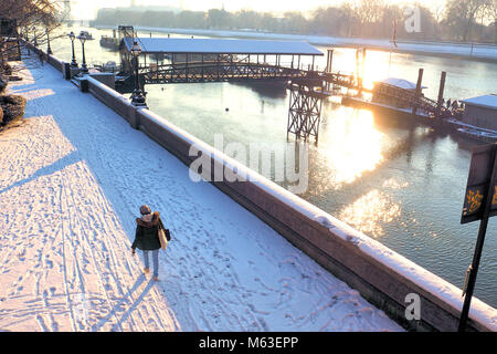 Londres, Royaume-Uni. 28 Février, 2018. Météo France : Centre de Londres a été couverte de neige comme le front froid a balayé le sud-est de l'Angleterre. La Chelsea Embankment © Brian Minkoff / Alamy Live News Banque D'Images