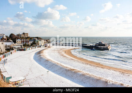 L'Angleterre, Broadstairs, Viking bay beach. Vue aérienne de la plage couverte de neige après 'bête de l'Est' tempête. Le long de la plage avec vue sur la baie couverte de neige, la marée est de sortie, et le port en arrière-plan. Soleil, ciel bleu avec des nuages. Banque D'Images