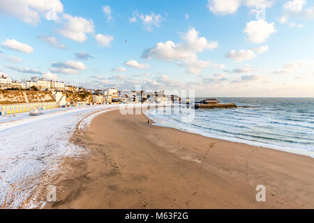 L'Angleterre, Broadstairs, Viking bay beach. Vue aérienne de la plage couverte de neige après 'bête de l'Est' tempête. Le long de la plage avec vue sur la baie couverte de neige, la marée est de sortie, et le port en arrière-plan. Soleil, ciel bleu avec des nuages. Banque D'Images