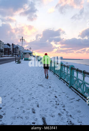 Brighton, UK. 28 Février, 2018. Météo France : Un coureur dans la neige le long de front de mer de Brighton ce matin après plus de neige sont tombés dans la nuit avec plus de froid prévus pour le reste de la semaine en tant que 'la bête de l'Est" se répand à travers le pays Photo prise par Simon Dack Crédit : Simon Dack/Alamy Live News Banque D'Images