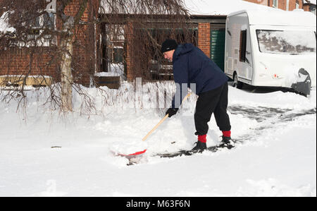 Washington, au Royaume-Uni. 28 février 2018. Chemin d'homme après une lourde neige la nuit. Washington, Tyne et Wear. L'Angleterre, (c) l'imagerie de Washington/Alamy Live News Banque D'Images