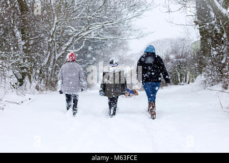 Marwood, Barnard Castle, comté de Durham, Royaume-Uni. 28 Février, 2018. Météo britannique. Comme le poids de la neige couvre le territoire autour de Barnard Castle la fermeture de nombreuses écoles cette famille a réussi à sortir et profiter d'une promenade dans la neige. Les prévisions sont pour plus de la même chose avec un Met Office d'alerte météo orange pour la neige en vigueur pour le nord-est de l'Angleterre. David Forster/Alamy Live News Banque D'Images