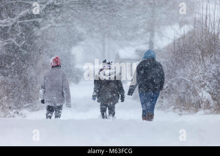 Marwood, Barnard Castle, comté de Durham, Royaume-Uni. 28 Février, 2018. Météo britannique. Comme le poids de la neige couvre le territoire autour de Barnard Castle la fermeture de nombreuses écoles cette famille a réussi à sortir et profiter d'une promenade dans la neige. Les prévisions sont pour plus de la même chose avec un Met Office d'alerte météo orange pour la neige en vigueur pour le nord-est de l'Angleterre. David Forster/Alamy Live News Banque D'Images