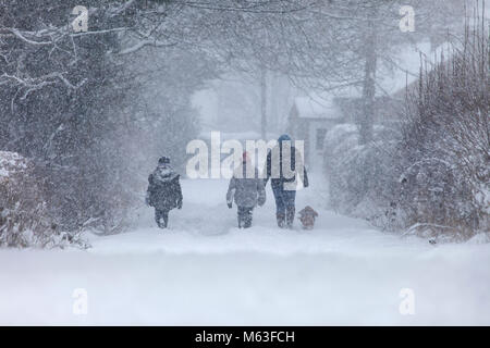 Marwood, Barnard Castle, comté de Durham, Royaume-Uni. 28 Février, 2018. Météo britannique. Comme le poids de la neige couvre le territoire autour de Barnard Castle la fermeture de nombreuses écoles cette famille a réussi à sortir et profiter d'une promenade dans la neige. Les prévisions sont pour plus de la même chose avec un Met Office d'alerte météo orange pour la neige en vigueur pour le nord-est de l'Angleterre. David Forster/Alamy Live News Banque D'Images