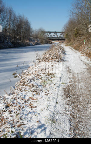 Farnborough, Hampshire, Royaume-Uni. 28 février 2018. Météo au Royaume-Uni : températures extrêmement basses mais ensoleillées à Farnborough, dans le Hampshire, avec de belles scènes enneigées sur le canal de Basingstoke. Banque D'Images