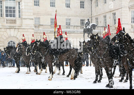 Londres, Royaume-Uni. 28 Février, 2018. Les membres de la Household Cavalry régiment monté d'attendre dans la neige, à l'évolution de la vie de Queen's Guards cérémonie à Horse Guards Parade au cours d'une averse de neige à Londres, en Angleterre. Crédit : Paul Brown/Alamy Live News Banque D'Images