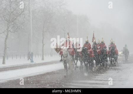 Whitehall, Londres, Royaume-Uni. 28 Février, 2018. Cavaliers montés du foyer Cavalrys sauveteurs, effectuer des fonctions honorifiques au sein du milieu d'une tempête de neige. Credit : Byron Kirk/Alamy Live News Banque D'Images