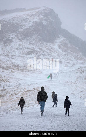 Edinburgh, Ecosse, Royaume-Uni. 28 Février, 2018. Ce qui a commencé comme un passionnant voyage d'hiver de la famille jusqu'à Holyrood Park pour avoir du plaisir de la luge s'est transformé en cauchemar avec jeunes enfants hurler qu'ils étaient pris dans une tempête de neige. La radio avait juste annoncé que l'alerte Amber venait de devenir un avertissement rouge Banque D'Images