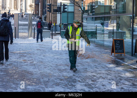 Londres, Royaume-Uni. 28 Février, 2018. Le sablage des travailleurs du Conseil Peter's Hill, le chemin entre le Millennium Bridge et de la Cathédrale St Paul, à Londres après les chutes de neige de la nuit. De plus la neige est attendue dans les prochains jours. Credit : Milton Cogheil/Alamy Live News Banque D'Images