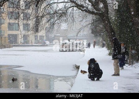 Londres, Royaume-Uni. 28 Février, 2018. Météo France : UN Regent's Canal gelé près de Kings Cross, au nord de Londres, UK Crédit : Monica Wells/Alamy Live News Banque D'Images