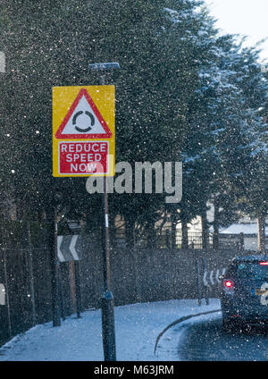 Londres, Royaume-Uni. 28 Février, 2018. Réduire la vitesse d'un signe maintenant à côté d'une route après l'arrivée de la soi-disant bête de la vague de froid de l'Est de Londres où les conditions de conduite sont décrits comme dangereux. Date de la photo : le mercredi 28 février, 2018. Credit : Roger Garfield/Alamy Live News Banque D'Images