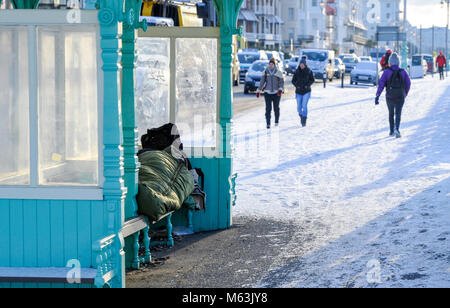 Brighton, UK. 28 Février, 2018. Une personne sans-abri tente de rester au chaud dans un refuge sur le front de mer de Brighton en gel avec plus froid prévus pour le reste de la semaine en tant que 'la bête de l'Est' tempêtes de neige répartis à travers le pays Crédit : Simon Dack/Alamy Live News Banque D'Images