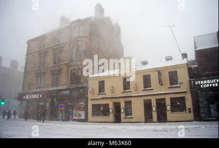 Glasgow, Ecosse, Royaume-Uni. 28 Février, 2018. Après une accalmie dans la tempête de neige, la Bête de l'Est cv c'est la vengance comme avertissements météo rouge s'avèrent justifiées. Crédit : John Bennie/Alamy Live News Banque D'Images