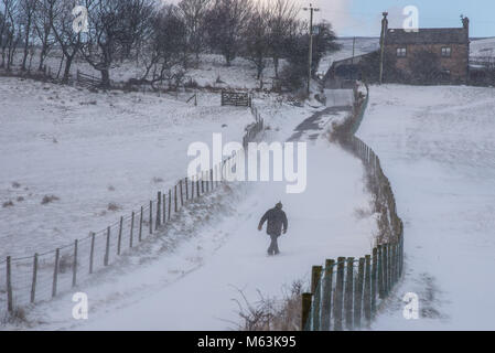 L'écaillage, Preston, Lancashire, Royaume-Uni. 28 Février, 2018. Jusqu'à la ferme la voie à une tempête de neige pour faire le chasse-neige sur le tracteur, à l'effritement, Preston, Lancashire. Crédit : John Eveson/Alamy Live News Banque D'Images