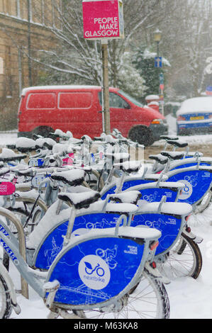 Glasgow, Ecosse, Royaume-Uni. 28 Février, 2018. Météo France : cycles Nextbike couvertes de neige. Glasgow est couverte de neige comme le Met Office émettre un avertissement de temps violent rouge pour la ceinture centrale de l'Écosse qui est le plus haut niveau d'alerte. L'hiver a été surnommé comme la bête de l'Est. Credit : Skully/Alamy Live News Banque D'Images