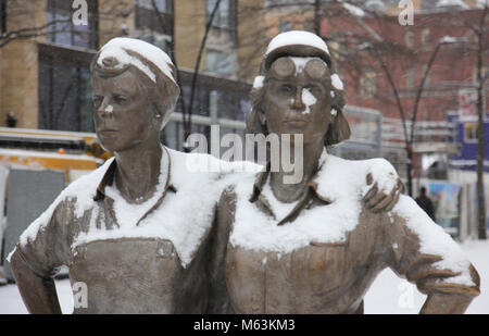 Sheffield, South Yorkshire, UK. 28 février 2018. Météo britannique. Les femmes de sculpture en acier. La neige à Sheffield. Photo : Alamy Live News Banque D'Images