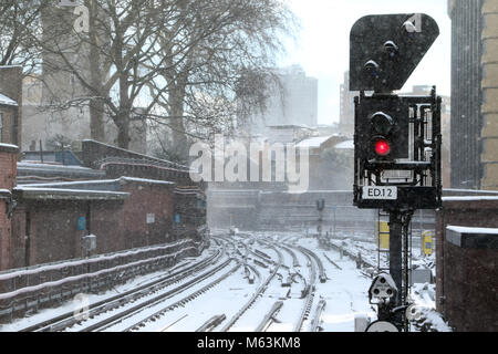 Londres, Royaume-Uni. 28 Février, 2018. Météo France : Un feu rouge pour le tube train comme des chutes de neige à Londres. La neige, Londres, le 28 février 2018. Crédit : Paul Marriott/Alamy Live News Banque D'Images