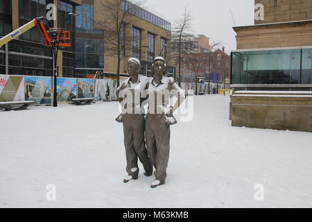 Sheffield, South Yorkshire, UK. 28 février 2018. Météo britannique. Les femmes de sculpture en acier. La neige à Sheffield. Photo : Alamy Live News Banque D'Images