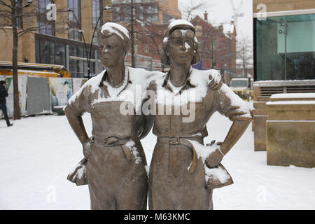 Sheffield, South Yorkshire, UK. 28 février 2018. Météo britannique. Les femmes de sculpture en acier. La neige à Sheffield. Photo : Alamy Live News Banque D'Images