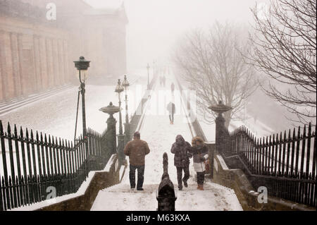 Edimbourg, Ecosse. 28 février 2018. Météo France : averses de neige en raison de 'bête de l'Est' sur ville d'Edimbourg. L'escalier menant à la galerie nationale. Les attentes pour la journée sont plus averses de neige à cause de la météo fenomenon 'bête de l'Est'. Credit : Pep Masip/Alamy Live News Banque D'Images