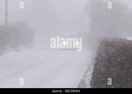 Titley, Herefordshire, UK - Mercredi 28 février 2018 - fortes averses de neige soufflant de l'est à 4h00 en fonction des conditions de conduite dangereuses pour les conducteurs de voiture dans les régions rurales de Herefordshire. Photo Steven Mai / Alamy Live News Banque D'Images