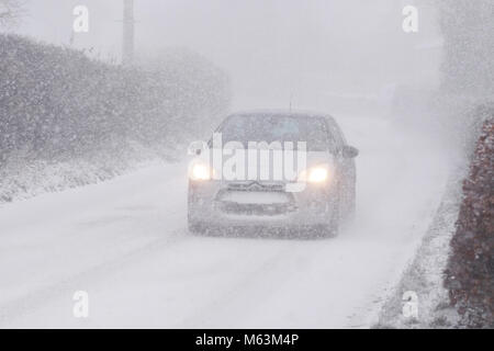 Titley, Herefordshire, UK - Mercredi 28 février 2018 - fortes averses de neige soufflant de l'est à 4h00 en fonction des conditions de conduite dangereuses pour les conducteurs de voiture dans les régions rurales de Herefordshire. Photo Steven Mai / Alamy Live News Banque D'Images