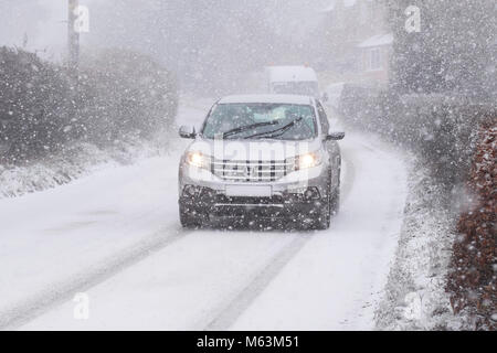 Titley, Herefordshire, UK - Mercredi 28 février 2018 - fortes averses de neige soufflant de l'est à 4h00 en fonction des conditions de conduite dangereuses pour les conducteurs de voiture dans les régions rurales de Herefordshire. Photo Steven Mai / Alamy Live News Banque D'Images