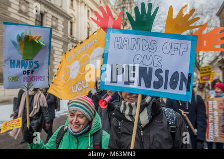 Londres, Royaume-Uni. 28 Février, 2018. L'UCU (University and College Union) organise une marche pour protester contre les changements de maîtres de pensions dans le cadre de leur action de grève. La marche a commencé à l'extérieur de l'UCL dans Malet Place andheaded à Westminster par Whitehall. Crédit : Guy Bell/Alamy Live News Banque D'Images
