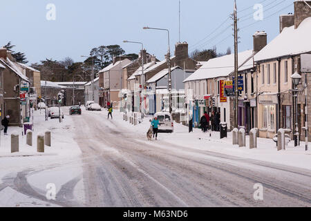 Celbridge, Kildare, Irlande. 28 févr. 2018 Irlande : la météo. Bête de l'est hits villages irlandais. La neige lourde chute de Meknès. La neige et la glace font des conditions de conduite difficiles. Woman jogging avec son chien sur la rue Main à Meknès. Banque D'Images