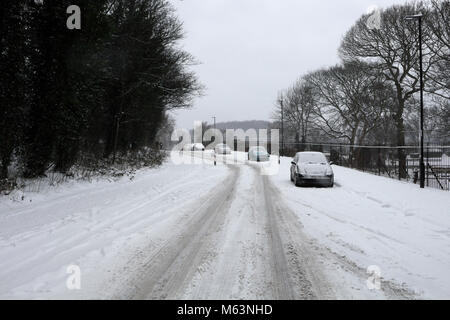 Sheffield, Royaume-Uni, 28 février 2018. Fraser Road, Woodsièges, route de banlieue vallonnée recouverte de neige. Banque D'Images