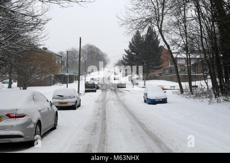 Sheffield, Royaume-Uni, 28 février 2018. Fraser Road, Woodsièges, route de banlieue vallonnée recouverte de neige. Banque D'Images