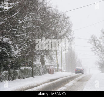 Cherry Willingham, Lincoln, Royaume-Uni. 28 Février, 2018. Une voiture roulant sur Church Lane Cherry Willingham, Lincoln, au cours de la neige. Photo : Chris Vaughan Photographie Date : le 28 février 2018 Crédit : Chris Vaughan/Alamy Live News Banque D'Images