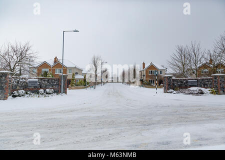 Celbridge, Kildare, Irlande. 28 févr. 2018 : couvertes de neige porte d'entrée de la vieille ville Mill Estate dans le comté de Kildare Celbridge. Le climat. Bête de l'est dans les villes d'Irlande. La neige lourde chute de Meknès. Banque D'Images