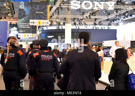 Barcelone, Espagne. 28 Février, 2018. La police catalane vu en passant devant le stand Sony au Mobile World Congress.Le Mobile World Congress 2018 est organisé à Barcelone du 26 février au 1er mars. Credit : Troisième jour au Mobile Word Congress de Barcelone Ramon Costa 11   .jpg Images/SOPA/ZUMA/Alamy Fil Live News Banque D'Images