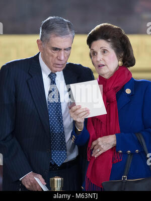 L'ancien sénateur Chuck Robb (démocrate de Virginie) et sa femme, Lynda Bird Johnson Robb, fille aînée de l'ancien président américain Lyndon Baines Johnson, regardez par-dessus le programme avant la cérémonie d'arrivée avant le couché en l'honneur du révérend Billy Graham dans la rotonde de l'United States Capitol à Washington, DC le Mercredi, Février 28, 2018. Credit : Ron Sachs/piscine par CNP /MediaPunch Banque D'Images