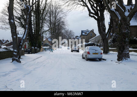 Sheffield, Royaume-Uni, 28 février 2018. Whirlowdale Road, Millhouses, rue de banlieue couverte de neige . Banque D'Images