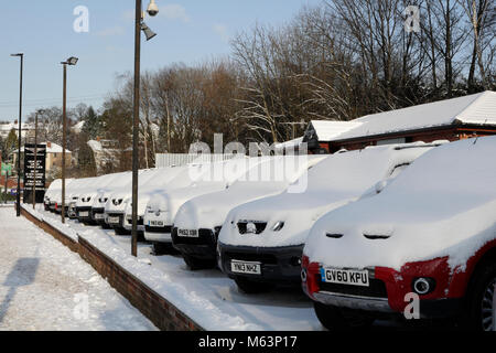 Sheffield, Royaume-Uni, 28 février 2018. Archer Road, sièges en bois, ventes de voitures secondaires couvertes de neige . Banque D'Images